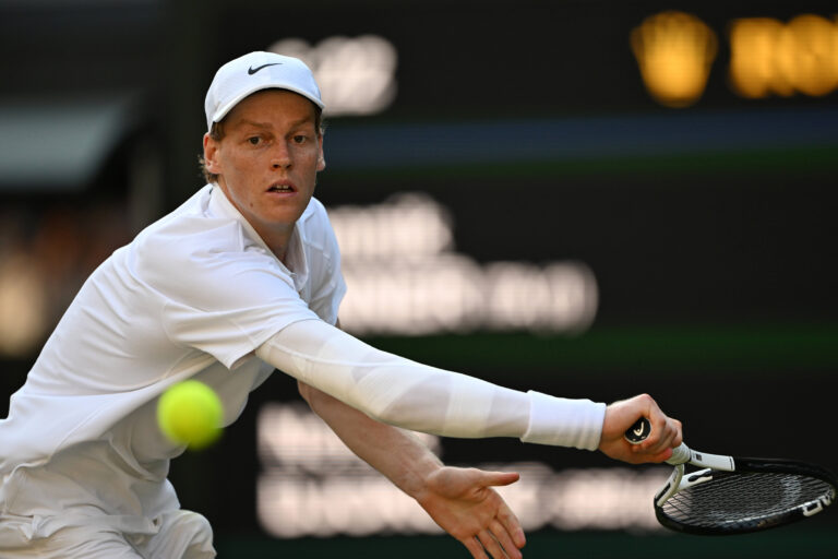 Six Kings Slam, Sinner domina Tsitsipas e vola in semifinale: ora la sfida a Djokovic